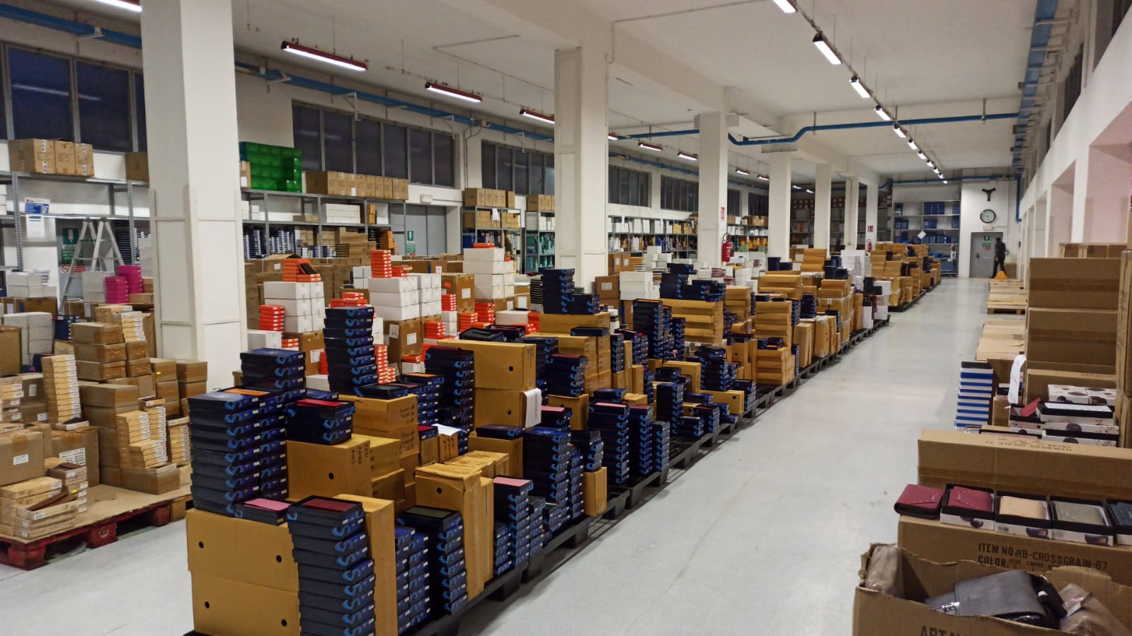 L'entrepot Gresel : rayonnages et palettes de boites de maroquinerie pretes a l'expedition